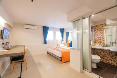 高级双人床或双床间 — MORE Patong Hotel